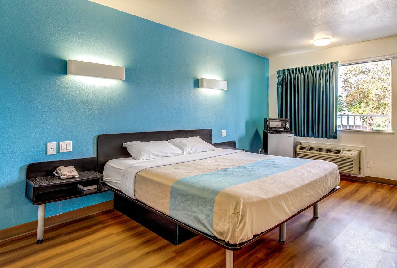 Motel 6 Waco - Lacy Lakeview Беллмид Экстерьер фото