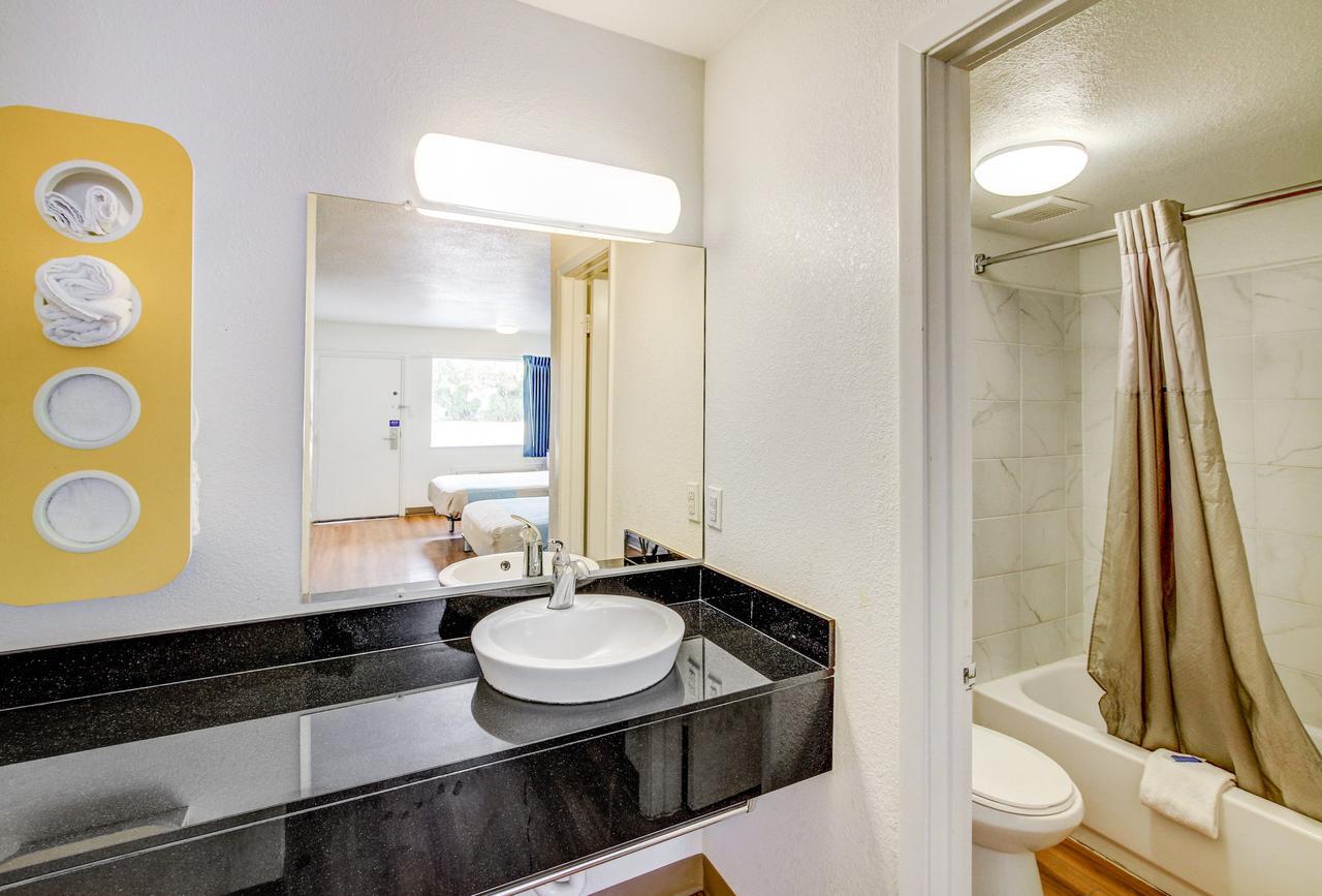 Motel 6 Waco - Lacy Lakeview Беллмид Экстерьер фото