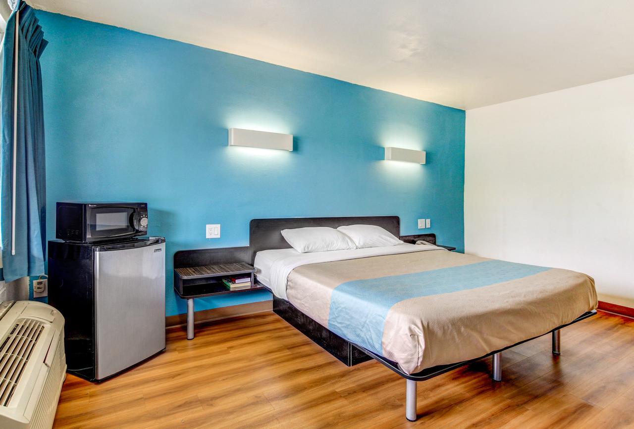 Motel 6 Waco - Lacy Lakeview Беллмид Экстерьер фото