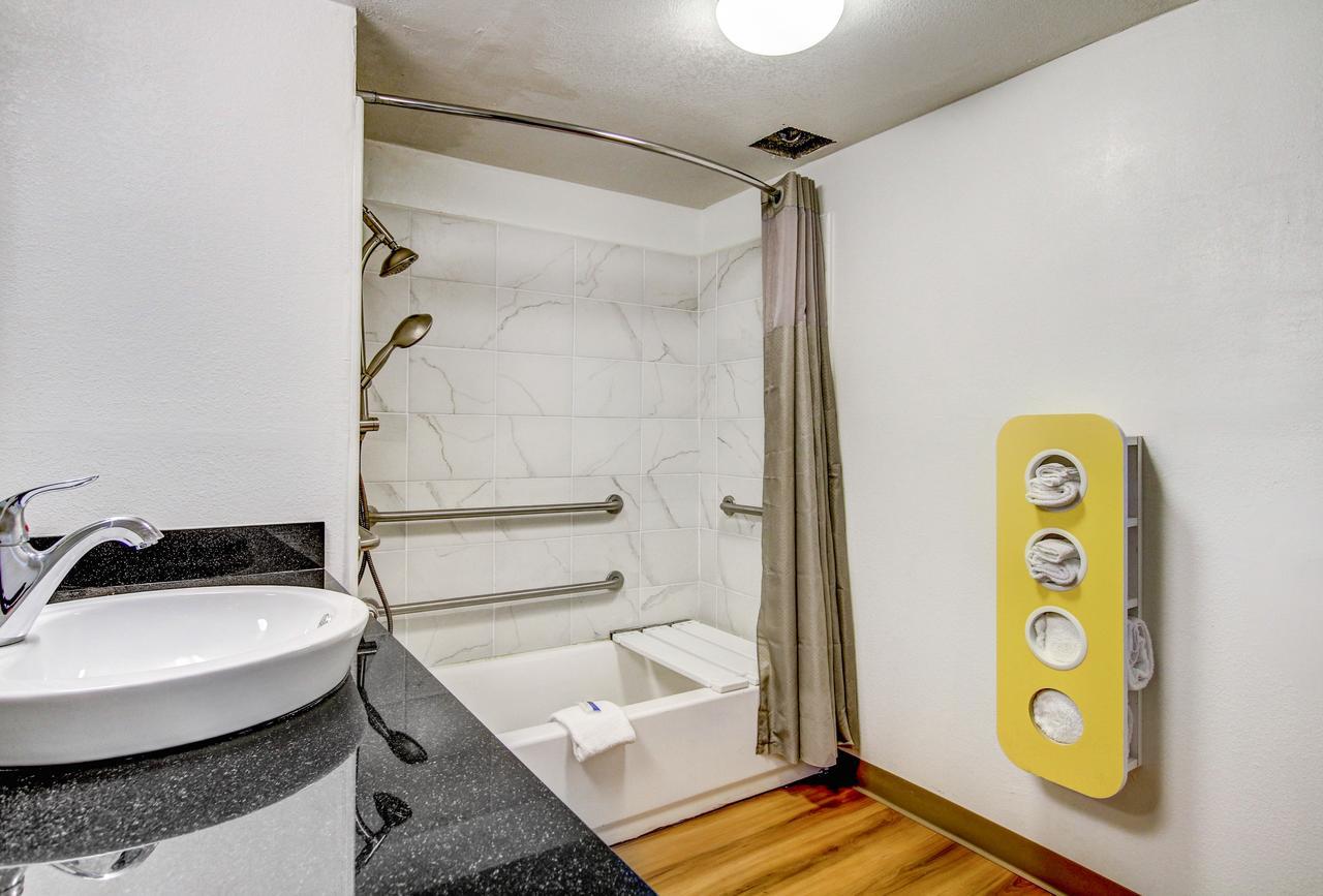 Motel 6 Waco - Lacy Lakeview Беллмид Экстерьер фото