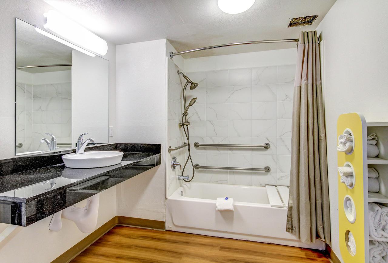 Motel 6 Waco - Lacy Lakeview Беллмид Экстерьер фото