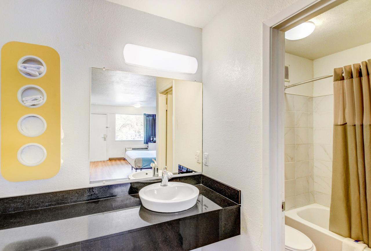 Motel 6 Waco - Lacy Lakeview Беллмид Экстерьер фото
